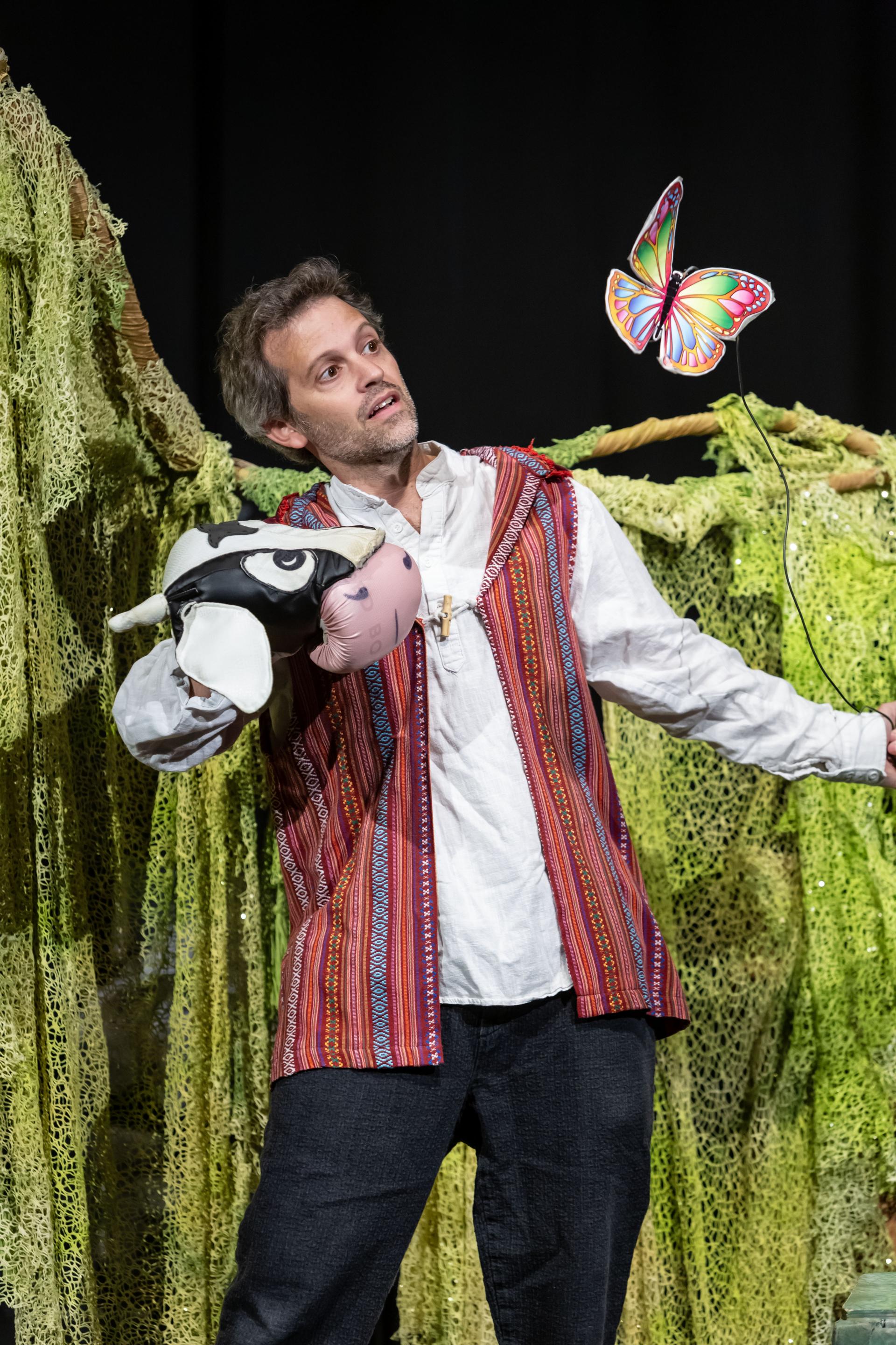 צילום של השחקן עם בובת שור. המידע בכיתוב