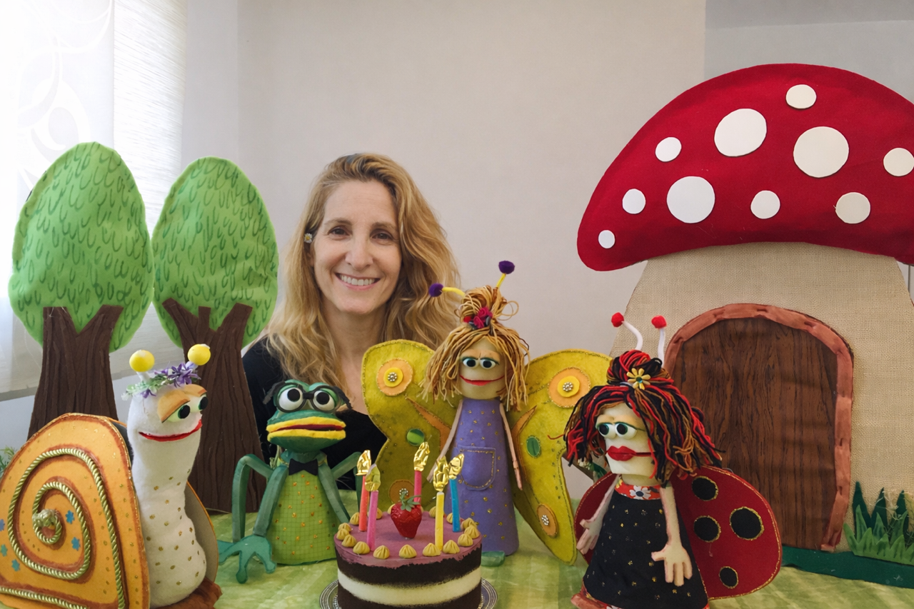 תמונה של השחקנית עם בובות מההצגה