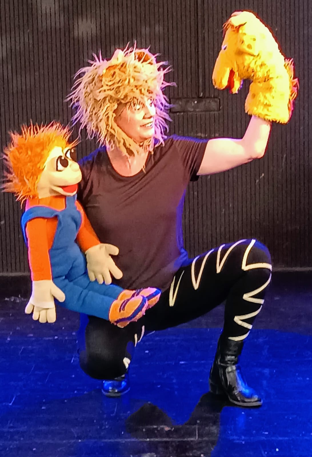 צילום של השחקנית עם בובת אריה